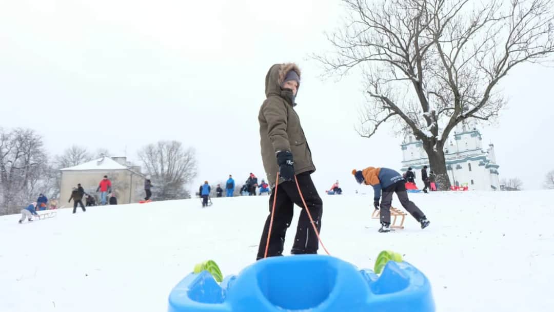 Gdzie na sanki z dziećmi w Warszawie? Oto 5 najlepszych miejsc