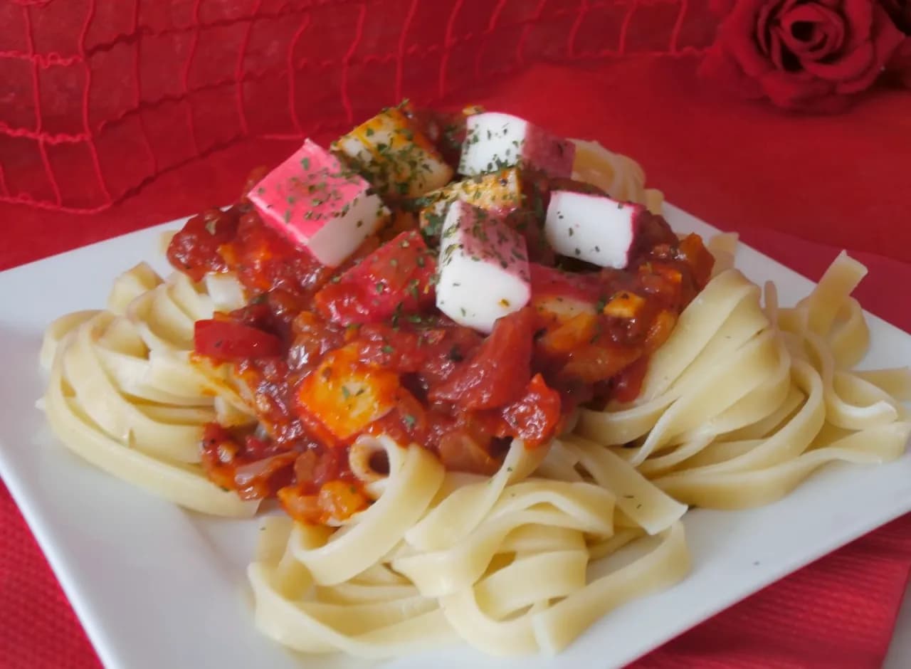 Odkryj przepis na pyszny Makaron z surimi i paluszkami krabowymi Odkryj przepis na pyszny Makaron z surimi i paluszkami krabowymi